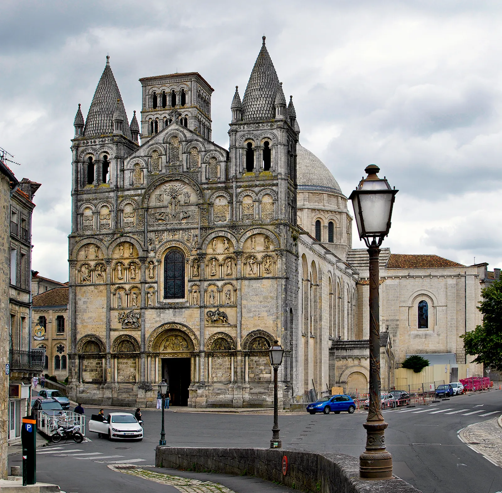 Façade de monument ravivée après nettoyage à Tours