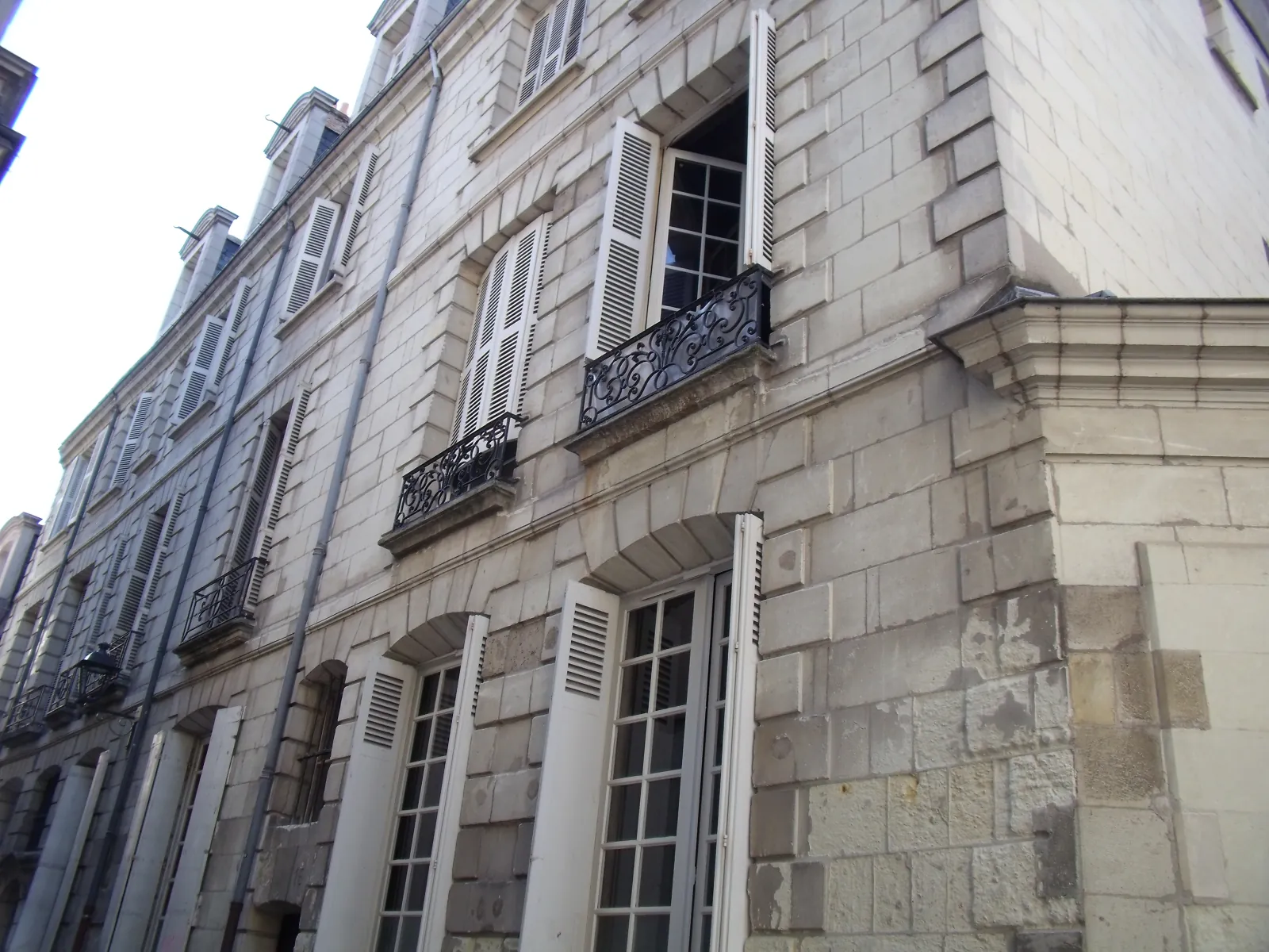 Cordiste nettoyant une façade en pierre ancienne à Tours