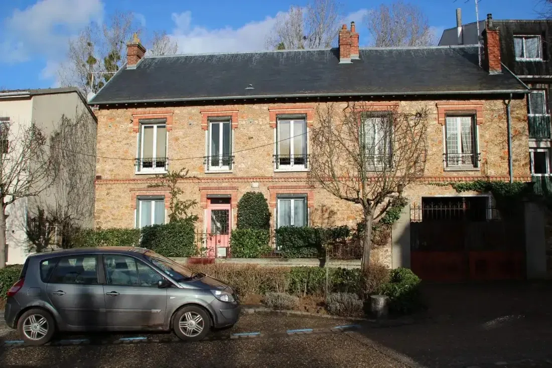 Nettoyage de façade en pierre de tuffeau à Tours